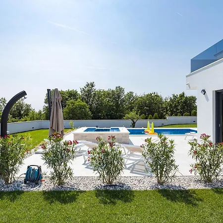 Maem Villa *